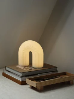 Lampada da tavolo a LED con luce regolabile con struttura rigata Vuelta, varie misure