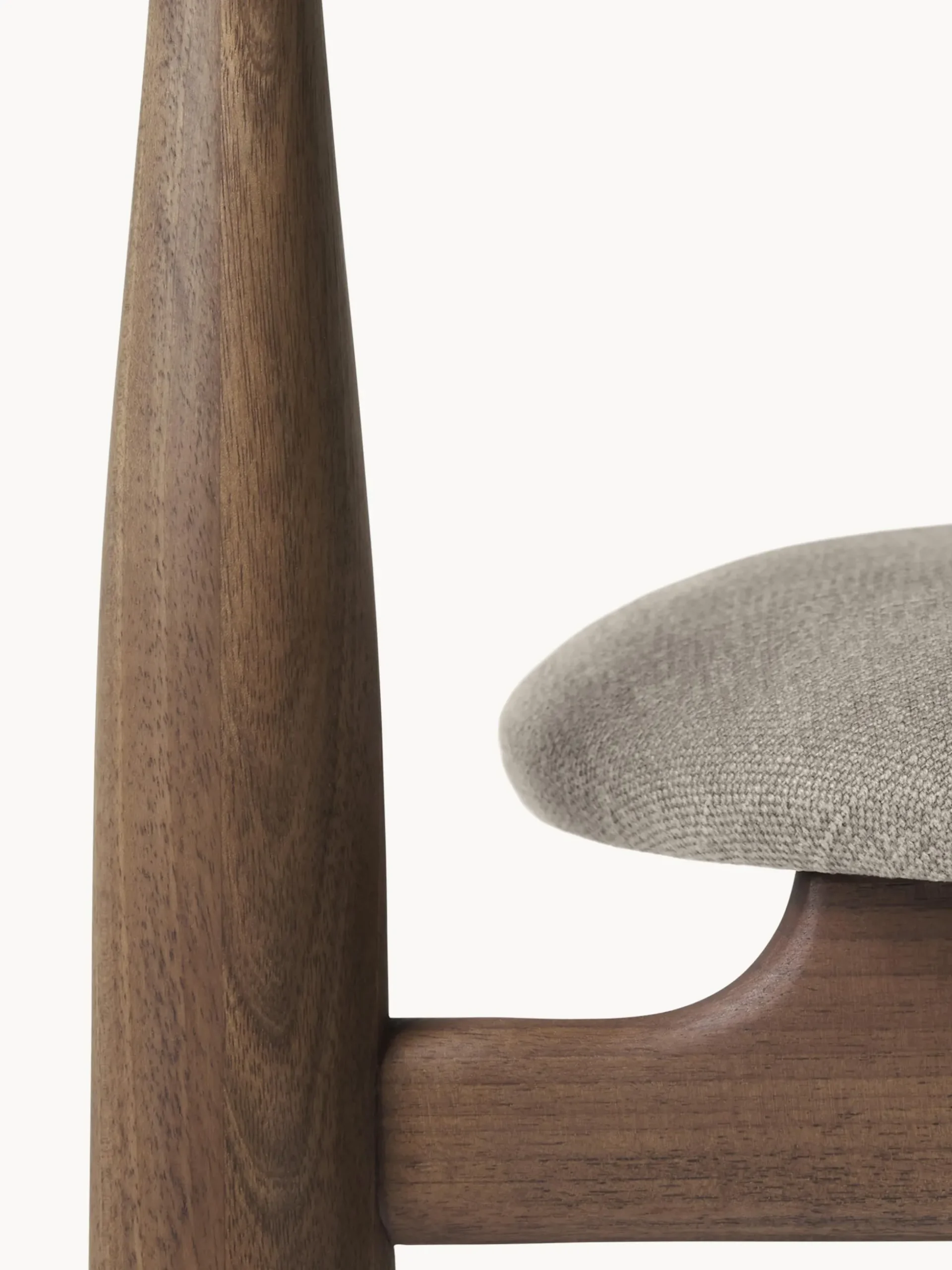 Sedia con braccioli in legno di noce Bukowski