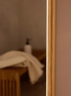 Specchio angolare da parete con cornice in legno di quercia Levan