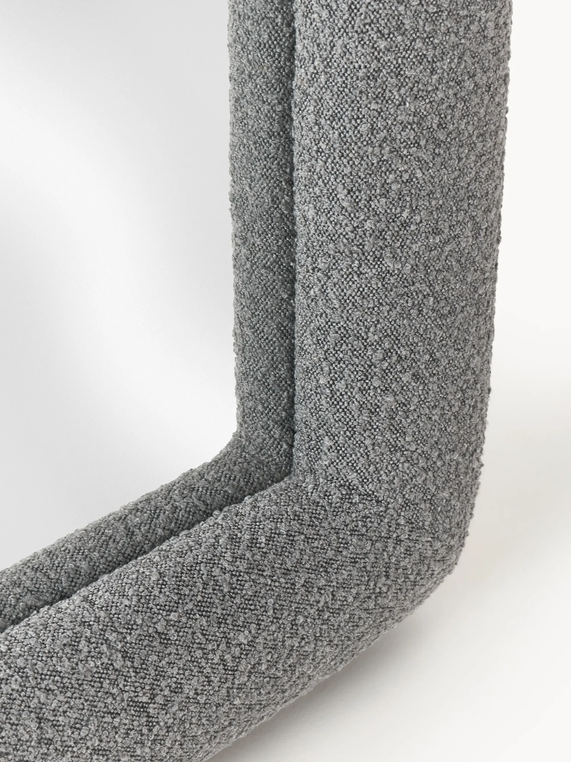 Westwing | Crosby Studios, Specchio da parete con cornice in bouclé Glace